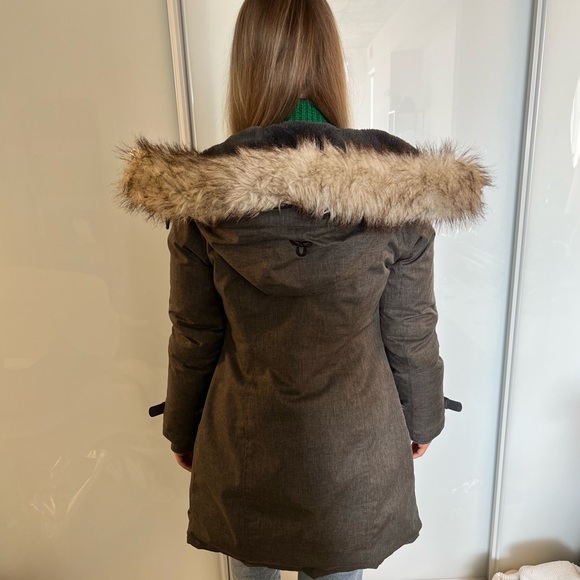 Like new TNA Aritzia XXS Summit Parka in discontinued Heather Grey. - Picture 2 of 3